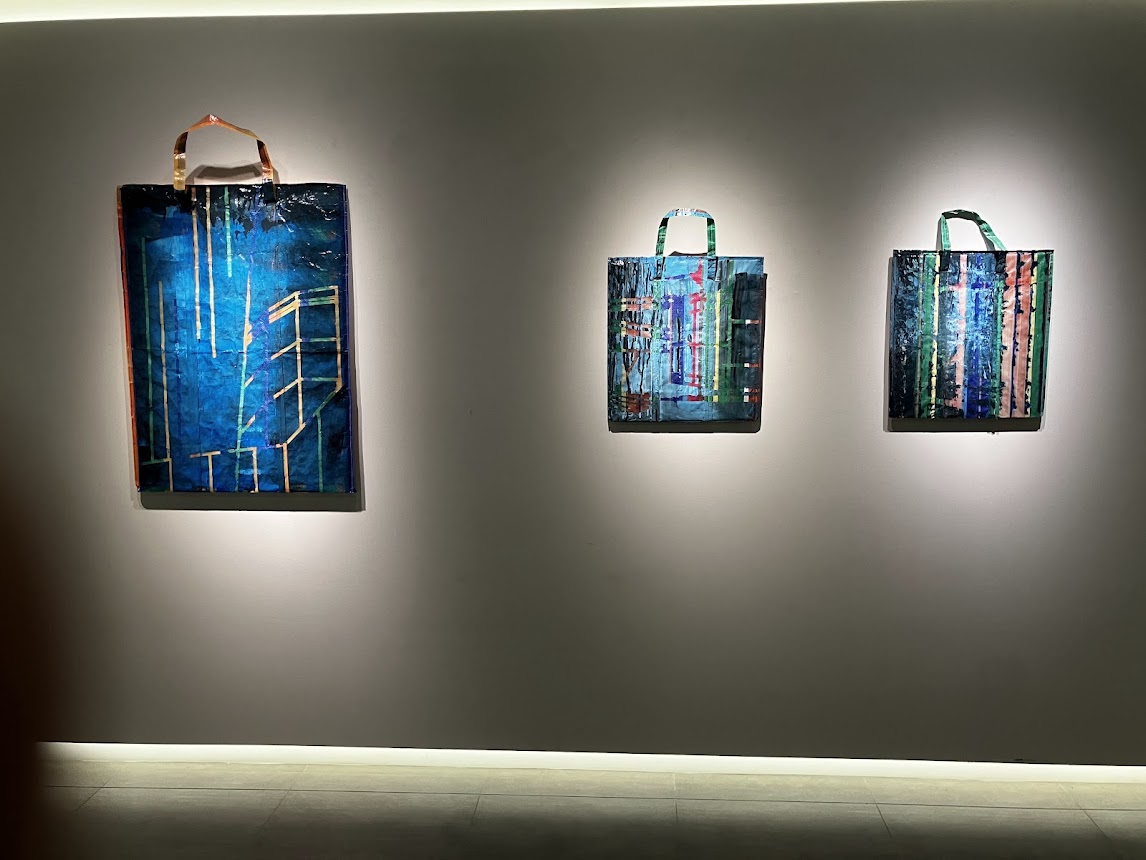forimalist's tweet image. Sareena Sattapon「When you find you in the middle of emptiness」√K Contemporary。8/2まで。
タイの少数民族出自の作家。コンクール展やアートフェアで見かけたことがある。
制作の背景には格差社会に抗おうとする強い思いや、人々に平等にもたらされる幸福を願う気持ちが込められているという。