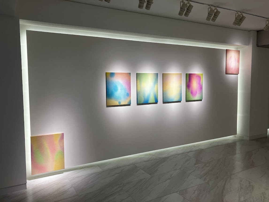 forimalist's tweet image. Sareena Sattapon「When you find you in the middle of emptiness」√K Contemporary。8/2まで。
タイの少数民族出自の作家。コンクール展やアートフェアで見かけたことがある。
制作の背景には格差社会に抗おうとする強い思いや、人々に平等にもたらされる幸福を願う気持ちが込められているという。