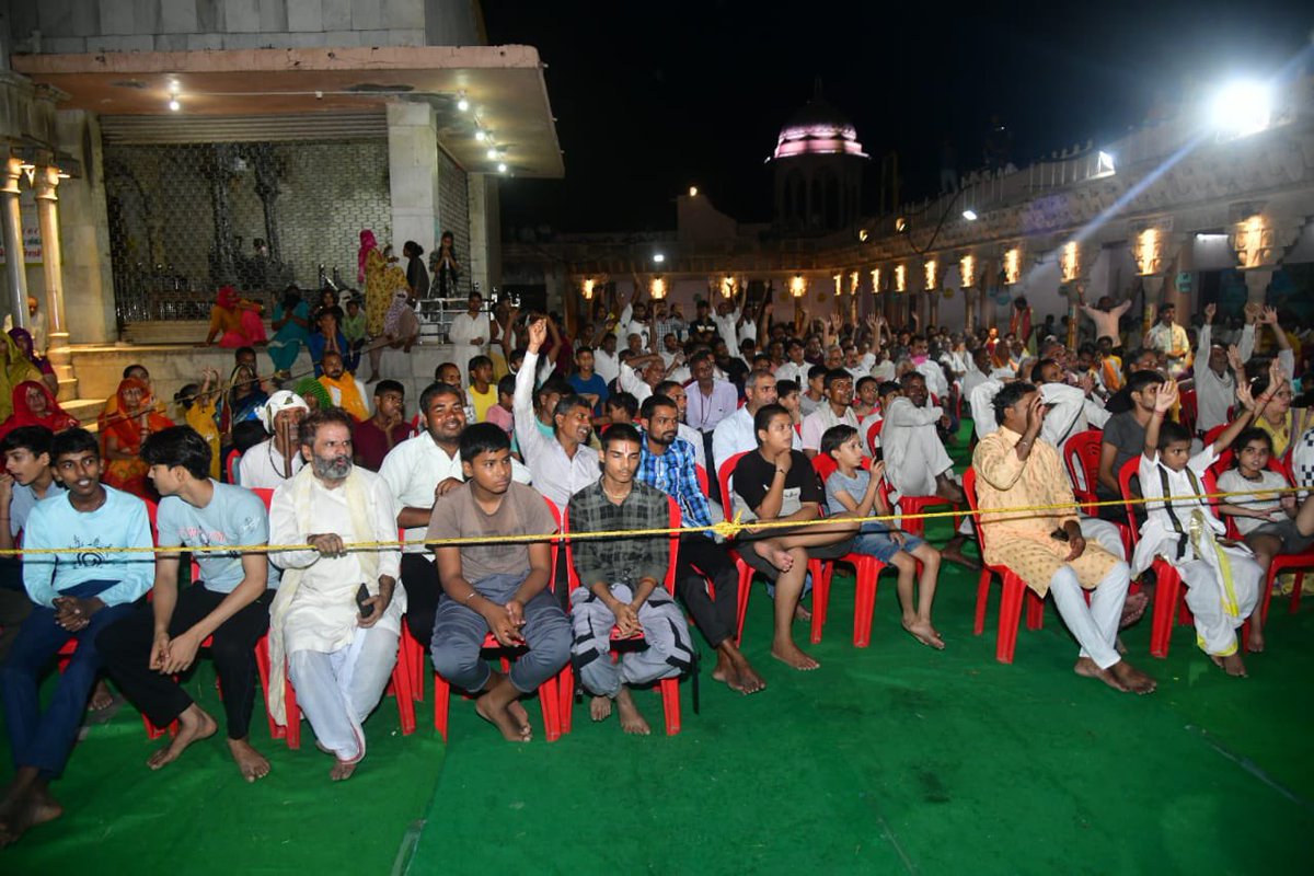 ।।श्री कृष्ण शरणम ममः।।

कल देर सायं मथुरा जिले के नंदगाँव पहुँचते ही यहाँ के लोगों ने सिर आँखों पर बिठा लिया।

श्री नंद बाबा मंदिर पर दर्शन पूजन के बाद इस पवित्र तीर्थस्थल सहित आस-पास के क्षेत्र में सड़क, नाली, पेयजल, जलनिकासी एवं बिजली से जुड़े विकास कार्यों पर श्री दीपक