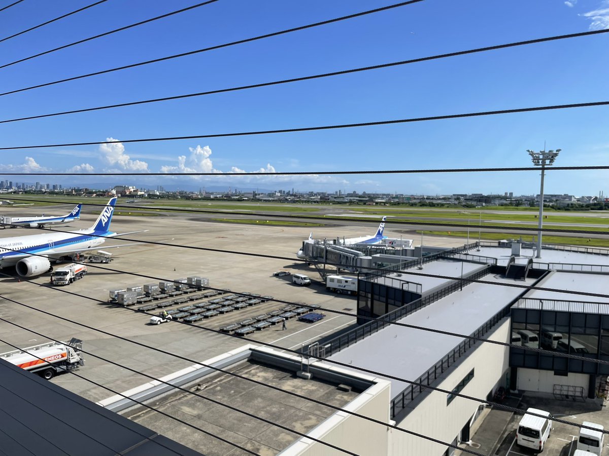 myblackcat7112's tweet image. やはり時間があると展望デッキに向かいたくなるんだよなー。
飛行機を定刻通りに飛ばすために最適化されたシステムを見守りたくなる。