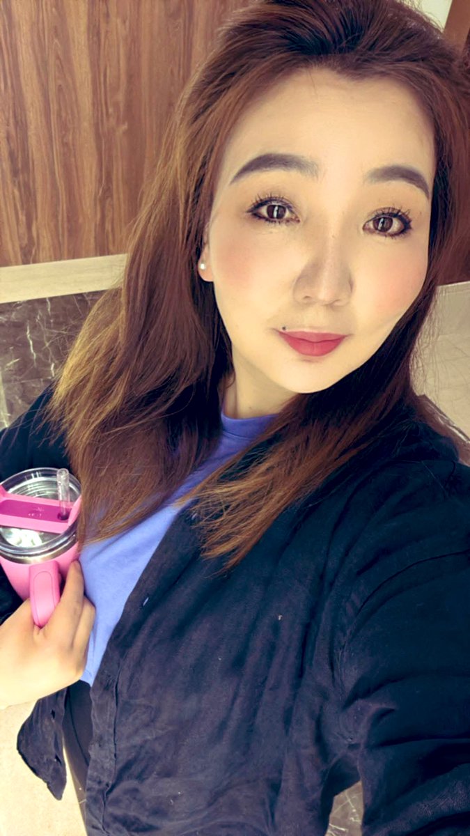 Байдгаараа будчихлаа, наранд арьсаа хамгаалахгүй бол.

За хоёрдугаар ээлж нь явж болох уу?

Машин тэрэгээ анхааръя даа, толь шилээ сайн арчаад байхад дугуй хагарахгүй тээ.

Гэхдээ  запас дугуй нь хаана байдаг юм бол🤪