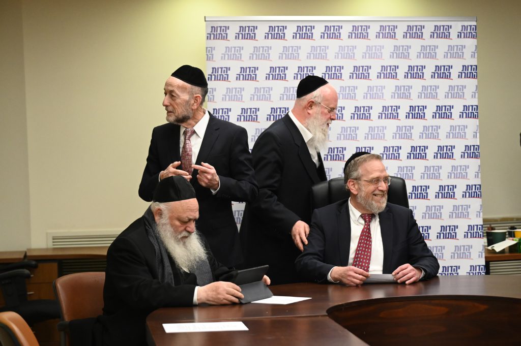 JewishPolicy's tweet image. "ייתכן שאנו עדים לתחילתו של שינוי עמוק בדפוסי היחס של החרדים כלפי החברה הישראלית – חזרה לעמדה היסטורית קודמת של לעומתית ובידול".
סאגת הגיוס מלווה אותנו כבר עשרות שנים. ד"ר שלמה פישר טוען שהפעם אין מדובר רק "בעוד משבר".
קראו >> bit.ly/3IDP6z1
צילום: יואב דודקביץ', TPS