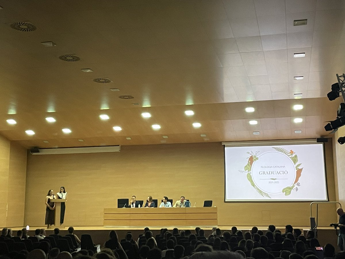 Departament de Filologia Catalana UV (@filocatuv) on Twitter photo Divendres se celebrà la graduació de la promoció 2021-2025, amb la participació del nostre director, Joan Rafael Ramos i el secretari de la <a href="/FILTRADCOMUV/">Facultat de filologia, Traducció i Comunicació UV</a>, Adrià Martí-Badia.
Manel P. Saldanya i Carme Gregori hi exerciren de padrins.
Enhorabona i sort en aquesta nova etapa! Divendres se celebrà la graduació de la promoció 2021-2025, amb la participació del nostre director, Joan Rafael Ramos i el secretari de la <a href="/FILTRADCOMUV/">Facultat de filologia, Traducció i Comunicació UV</a>, Adrià Martí-Badia.
Manel P. Saldanya i Carme Gregori hi exerciren de padrins.
Enhorabona i sort en aquesta nova etapa!