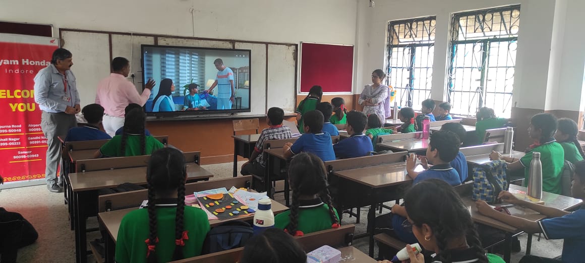 PMSHRIkv2indore's tweet image. Shyam Honda Indore organized a Safety Awareness Initiative on 18th July 2025 at PM Shri KV No. 2 BSF, Indore, aimed at promoting the importance of safety precautions in daily life.