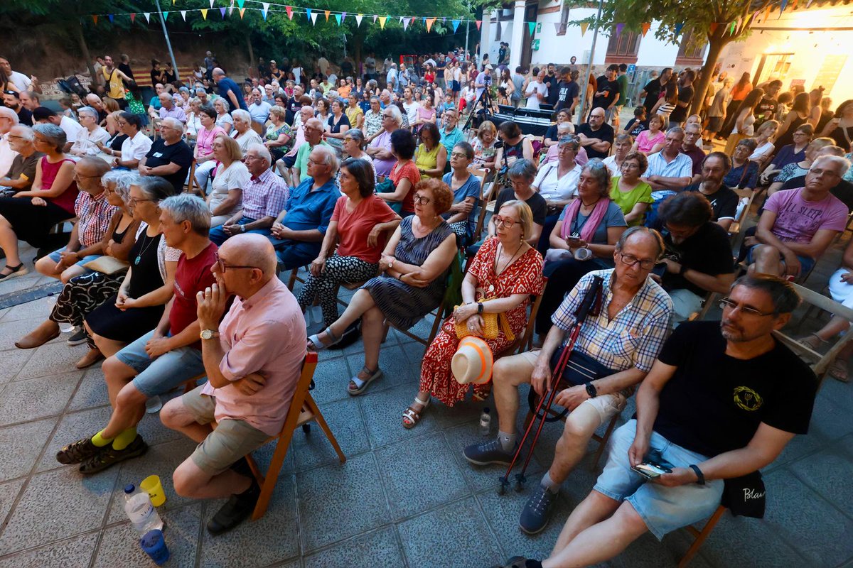 🎶 La plaça de Marata ha vibrat amb la nova edició del @maratafolk! Música en directe, bon ambient i una botifarrada popular que ha reunit veïns, veïnes i visitants en una nit plena de ritme.

Recordeu, la Festa Major de Marata a #lesFranqueses continua la popera setmana! 🧵👇