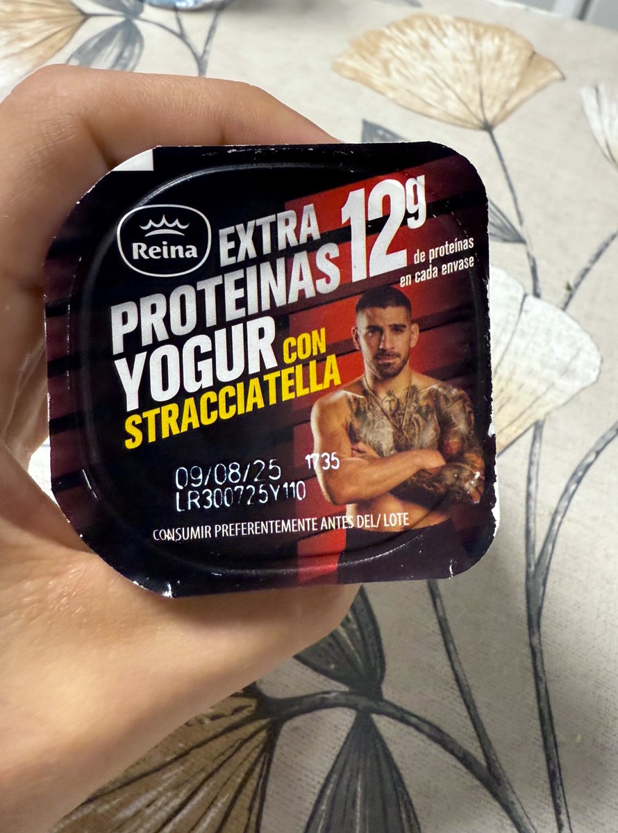 serd1g's tweet image. ¿Cómo elegir yogur siendo hombre? Fácil: deme el del Topuria.