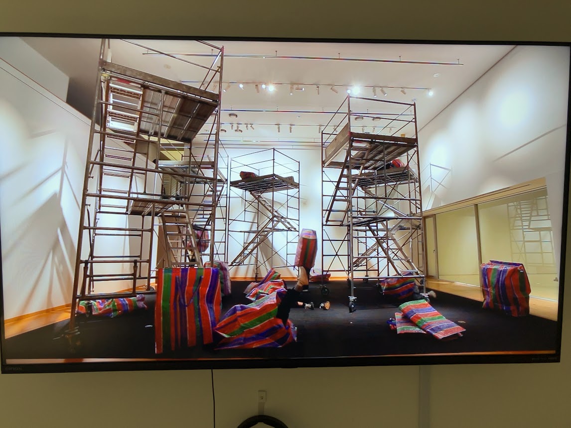 forimalist's tweet image. Sareena Sattapon「When you find you in the middle of emptiness」√K Contemporary。8/2まで。
タイの少数民族出自の作家。コンクール展やアートフェアで見かけたことがある。
制作の背景には格差社会に抗おうとする強い思いや、人々に平等にもたらされる幸福を願う気持ちが込められているという。