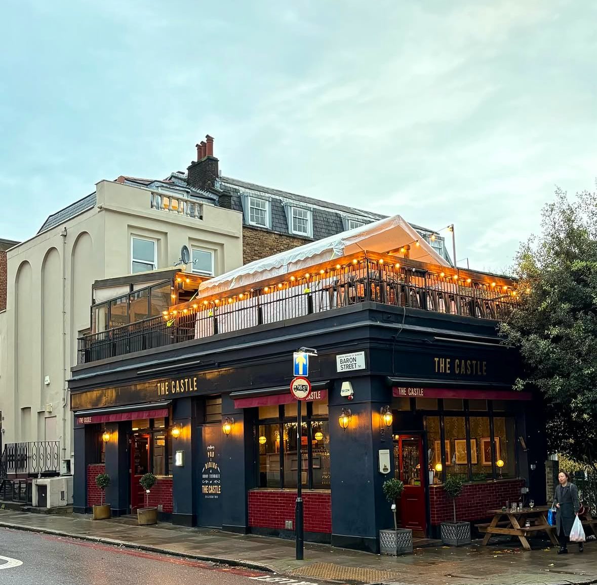 The Castle
📍54 Pentonville Rd, London N1 9HF

A former Charrington’s pub with a smart, stylish interior — it’s a must-stop on the Monopoly pub crawl and famously known as the spot where the 2015 Hatton Garden Heist was planned.
#castle