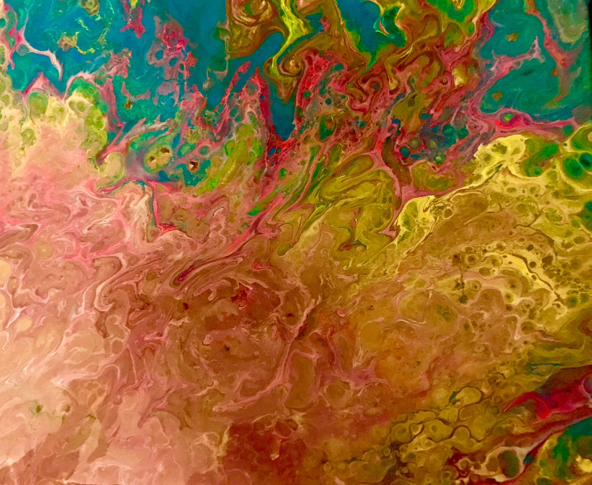 Ishwariya13's tweet image. TBT when I dabbled in Fluid art. As someone who likes to meticulously plan things 10 steps out, it was difficult to initially accept the idea that while you can choose the colors, they flow randomly & art emerges spontaneously. But then it taught me to embrace uncertainty❤️