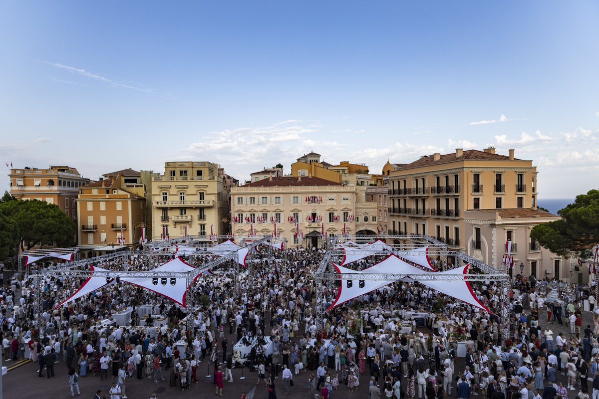 GvtMonaco's tweet photo. La Principauté a célébré hier les 20 ans de règne de S.A.S. le Prince Albert II, Place du Palais Princier

En présence de la Famille princière, des membres du Gouvernement, de hautes personnalités et de tous les Monégasques, cet événement a été placé sous le signe de la convivialité et de l’unité.

Un moment fort qui rappelle l’attachement profond du peuple monégasque à son Souverain et à la Famille princière.

©️ Direction de la Communication