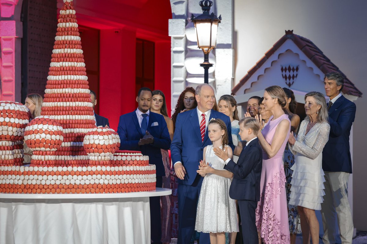 La Principauté a célébré hier les 20 ans de règne de S.A.S. le Prince Albert II, Place du Palais Princier

En présence de la Famille princière, des membres du Gouvernement, de hautes personnalités et de tous les Monégasques, cet événement a été placé sous le signe de la
