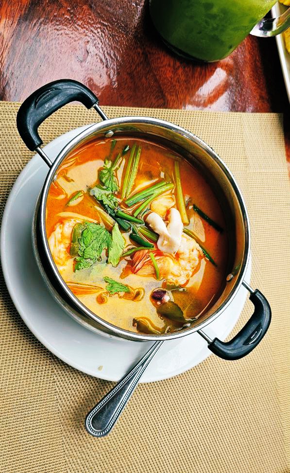 life_inframe's tweet image. Savoring the spice of Tom Yum and the cool vibes of a Thai smoothie! 🌶️🥤 #ThaiFlavors #TropicalVibes