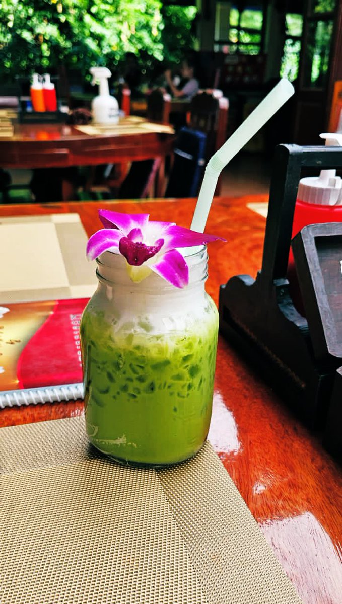 life_inframe's tweet image. Savoring the spice of Tom Yum and the cool vibes of a Thai smoothie! 🌶️🥤 #ThaiFlavors #TropicalVibes