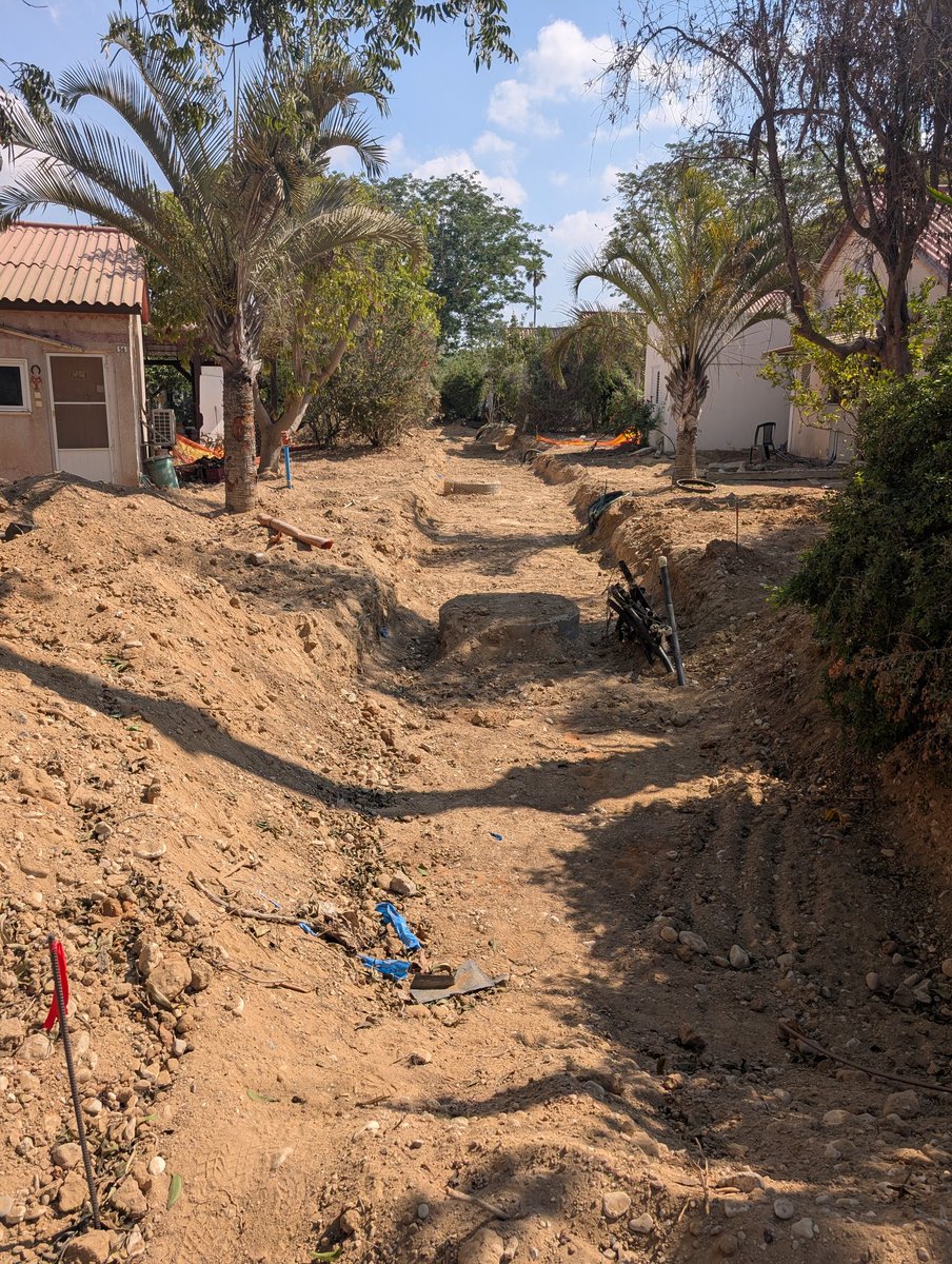 ההורים שלי פונו ב7/10 מנחל עוז למשמר העמק. בזמן המלחמה המדינה החלה בשיקום תשתיות בקיבוץ (מהלך מבורך). בינתיים אותה מדינה הודיעה להם שהם חוזרים בסוף אוגוסט לקיבוץ. מלחמה או לא, ככה נראה השביל לבית שלהם