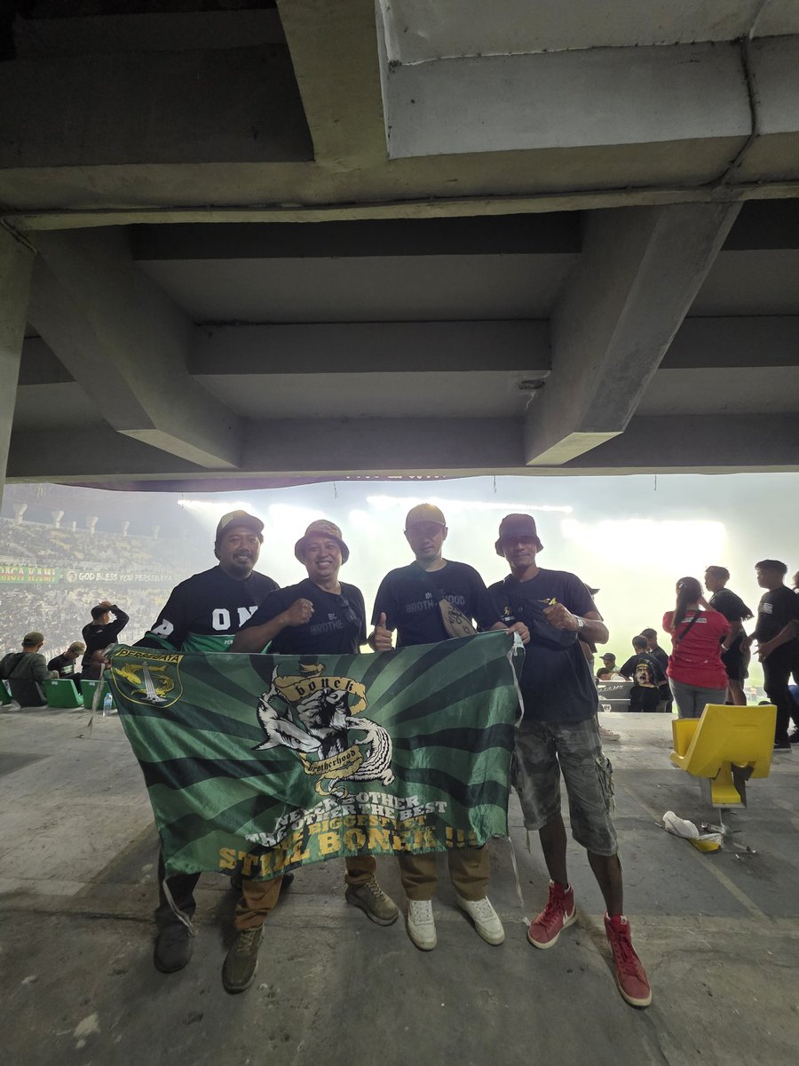 Menikmati sepakbola, mbonek sak mampune.