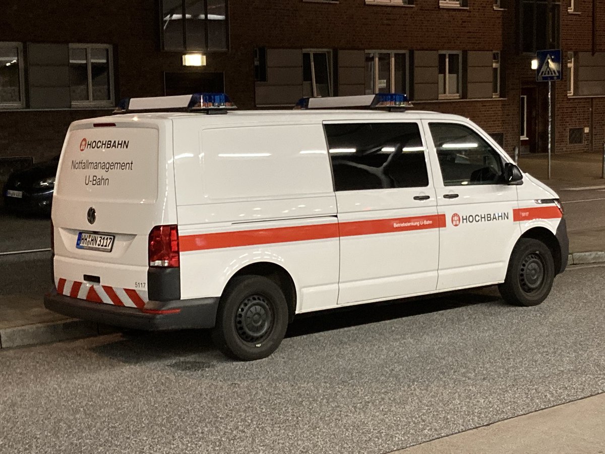 GeorgAlbrecht1's tweet photo. wenn man auf den #Bus wartet, kann man auch interessante Fahrzeuge fotografieren.
#Hochbahn-#Notfallmanagement-#UBahn, #FFG #Werkstattwagen.
selbst nachts an U/S-#Barmbek, hier südlicher #Bussteig, immer was los. #HVV https://t.co/MZN7ZxTMVS