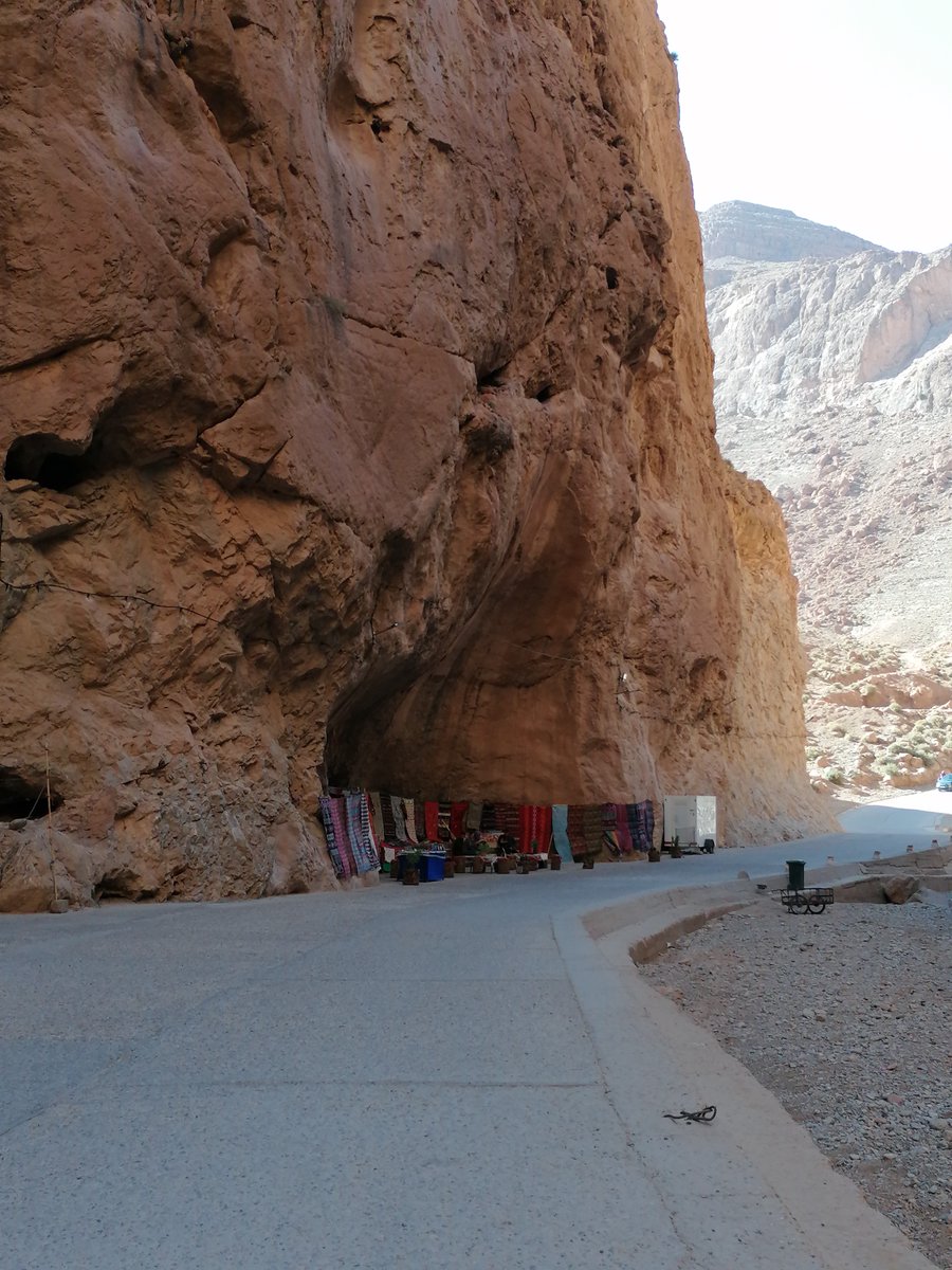 skymanuelima's tweet photo. É um dos pontos naturais + impressionantes de #Marrocos: as #Gargantas_do_Todra (Le Gorges du Todra ou #TodraGorges) são um desfiladeiro, por onde passa um #riacho, ladeado de #penhascos ou arribas de calcário, que nos deixam de boca aberta a olhar para os quase 300 m de altura. https://t.co/p7rcoYltEH