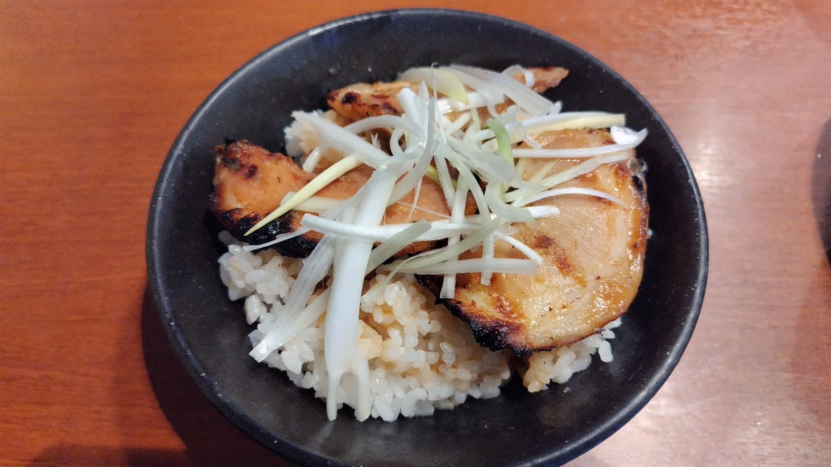 所要で外出した序でに、近所のラーメン屋で昼食。

美味かったけど、「麺の量、半分にすれば良かった」と、ちょっぴり後悔。