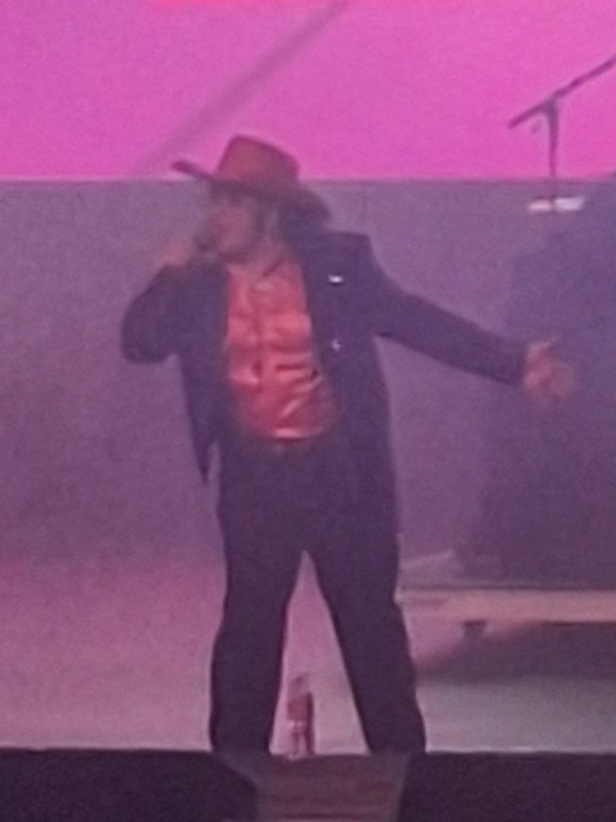SilverMoonShard's tweet image. Yes, that most definitely is ⚡️@TheStupendium⚡️ sporting a killer Orange cowboy hat and a rhinestone suit. Always fashionable!
Absolutely slayed their set!🔥The addition of the new song took it way over the top for me! Thanks Stupes! 💜🧡💜
@ClovisTheWriter #NPC2025