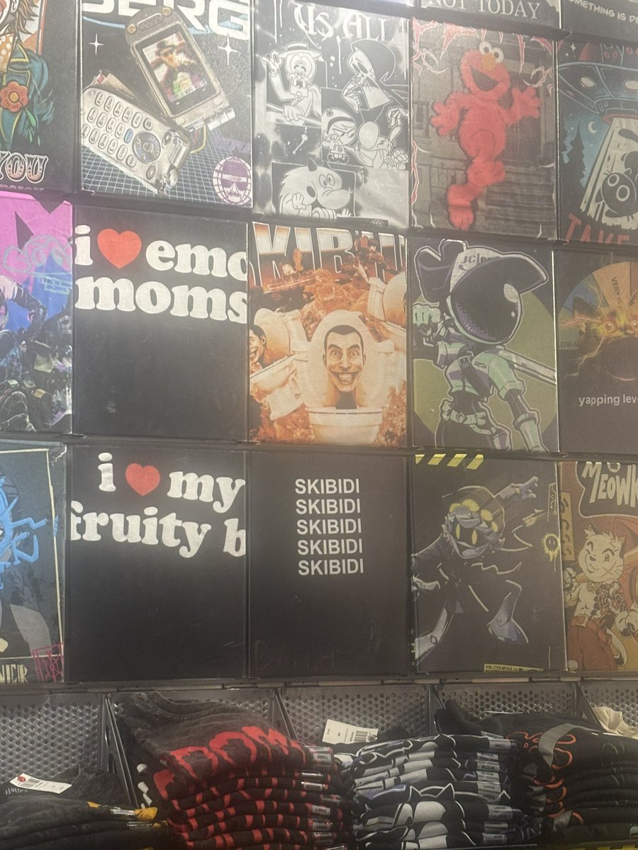 DendersP's tweet photo. Hot topic sucks ass https://t.co/UchW5bq5Ap