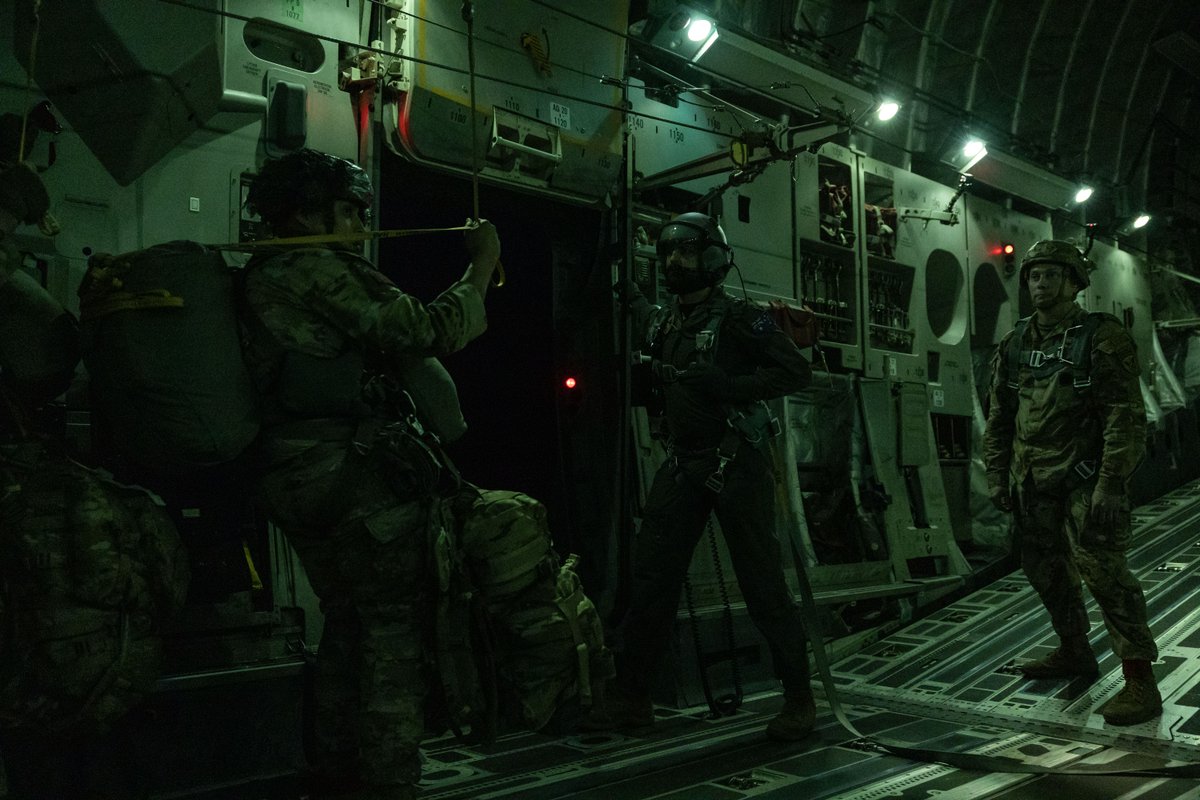 AusAirForce's tweet image. Now that’s one way to make an entrance! 🔥
Embarking in Alaska, @USArmy paratroopers descended into action on the Australian East Coast as they commenced Exercise Talisman Sabre, travelling via eight @usairforce and #AusAirForce C-17A Globemaster IIIs. 🪂
#StrongerTogether
