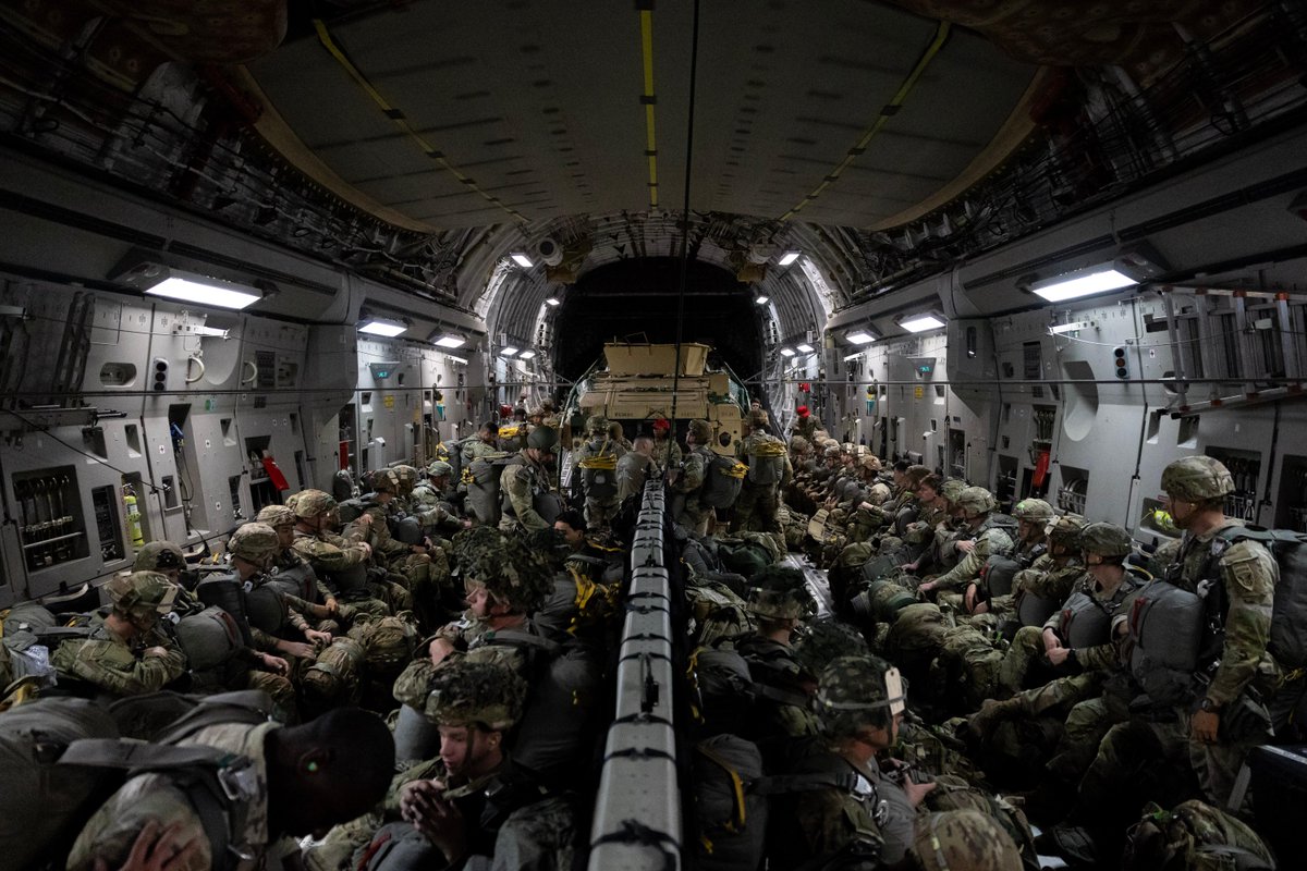 AusAirForce's tweet image. Now that’s one way to make an entrance! 🔥
Embarking in Alaska, @USArmy paratroopers descended into action on the Australian East Coast as they commenced Exercise Talisman Sabre, travelling via eight @usairforce and #AusAirForce C-17A Globemaster IIIs. 🪂
#StrongerTogether