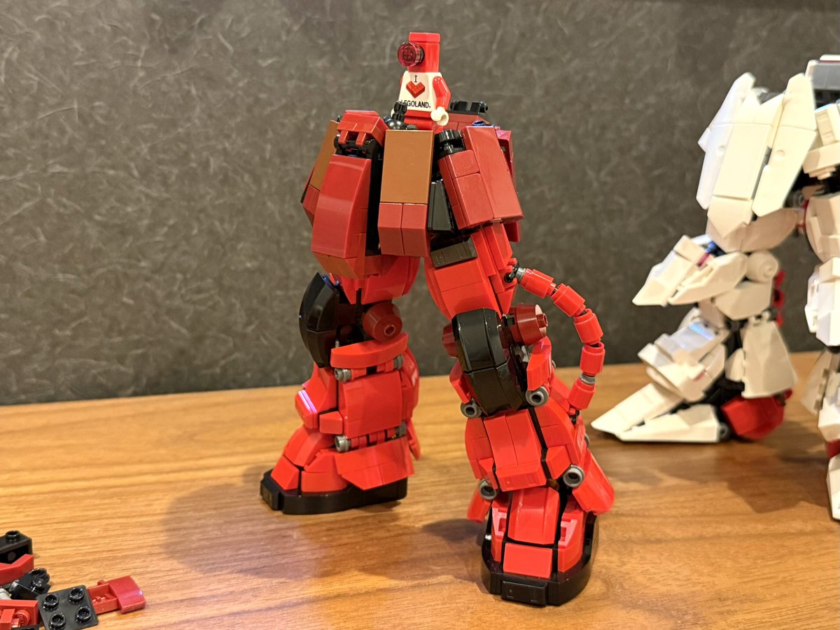 改修計画がまとまったとか言いながら、その後も永遠にザクいじってます。
スカートがもっさりしてる感じがずっと気になってたので、今回はスカートの取り付け方法など、腰部の構成から全面的に見直し。
全体的にキュッと締まったスマートなスカートになりました。
（またパーツ足りねぇ）

#レゴロボ