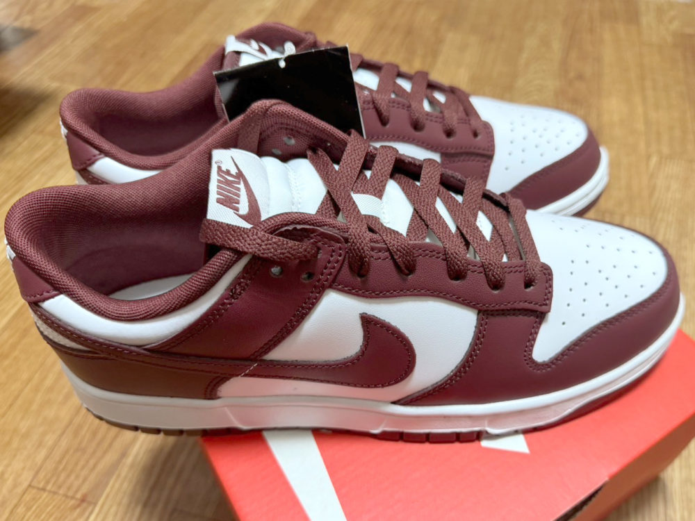 ICHIROCK3's tweet photo. NIKE DUNK LOW RETRO WHITE/REDWOOD-GYM RED

親戚のスニーカーフリークさんがプレゼント用に購入したNIKE DUNK LOW RETRO。
自分も過去に退職時に送別の品として沢山のシューレースをいただいたことがありましたが…

https://t.co/ODlYhAtAFa #スニーカー #Nike #DUNK #HORIGOME #sneaker https://t.co/ag1CLGuNEm
