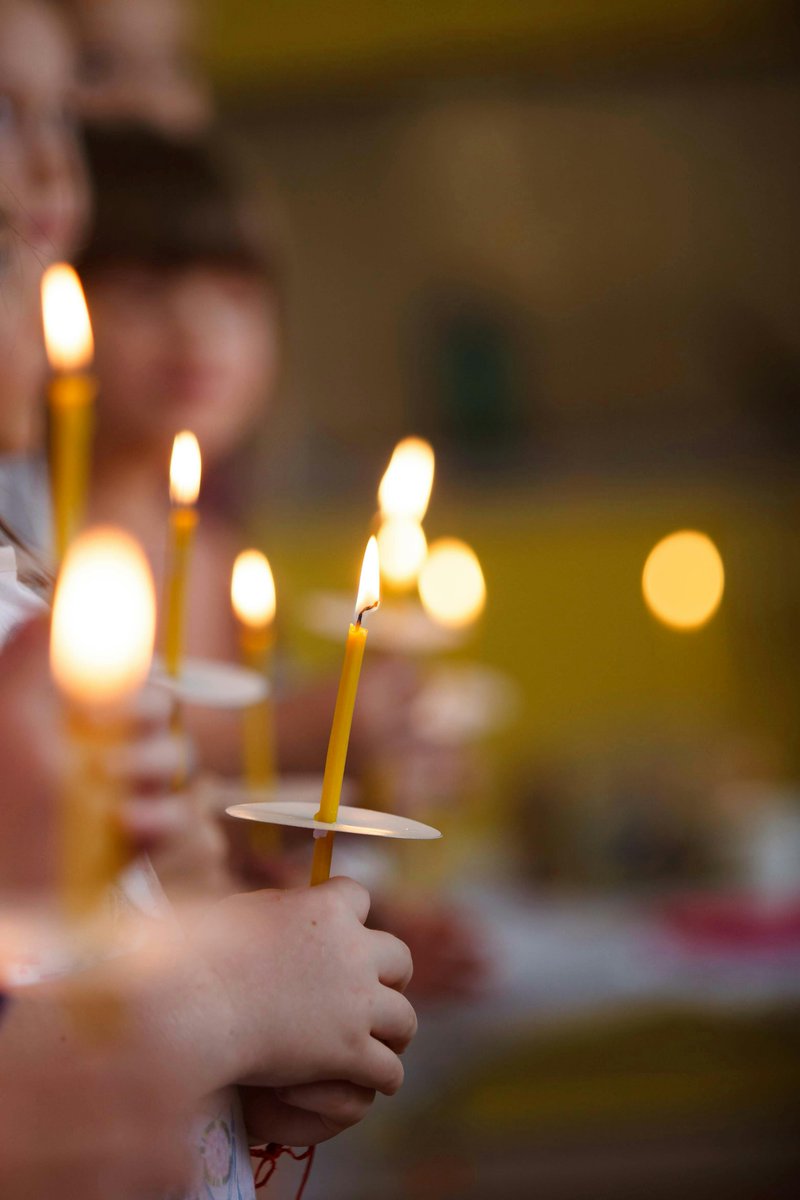 En el #evangelio (Lc 10, 38-42) de este #domingo, Marta y María quieren agradar extraordinariamente al Señor. Una, sentada a sus pies, escucha embelesada las palabras de Jesús. Es símbolo de la contemplación; la otra permanece ajetreada para servir al Señor. Nos recuerda la vida