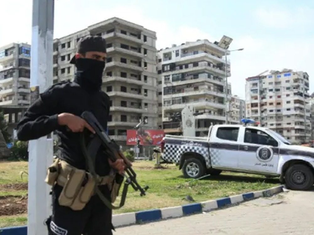 samer3433's tweet image. Joint security operations in Tartous led to the arrest of suspects and seizure of weapons intended for planned attacks. In Basourm, a raid uncovered a weapons cache at a fugitive's home, though the suspect remains at large and authorities continue their search.
#Syria
