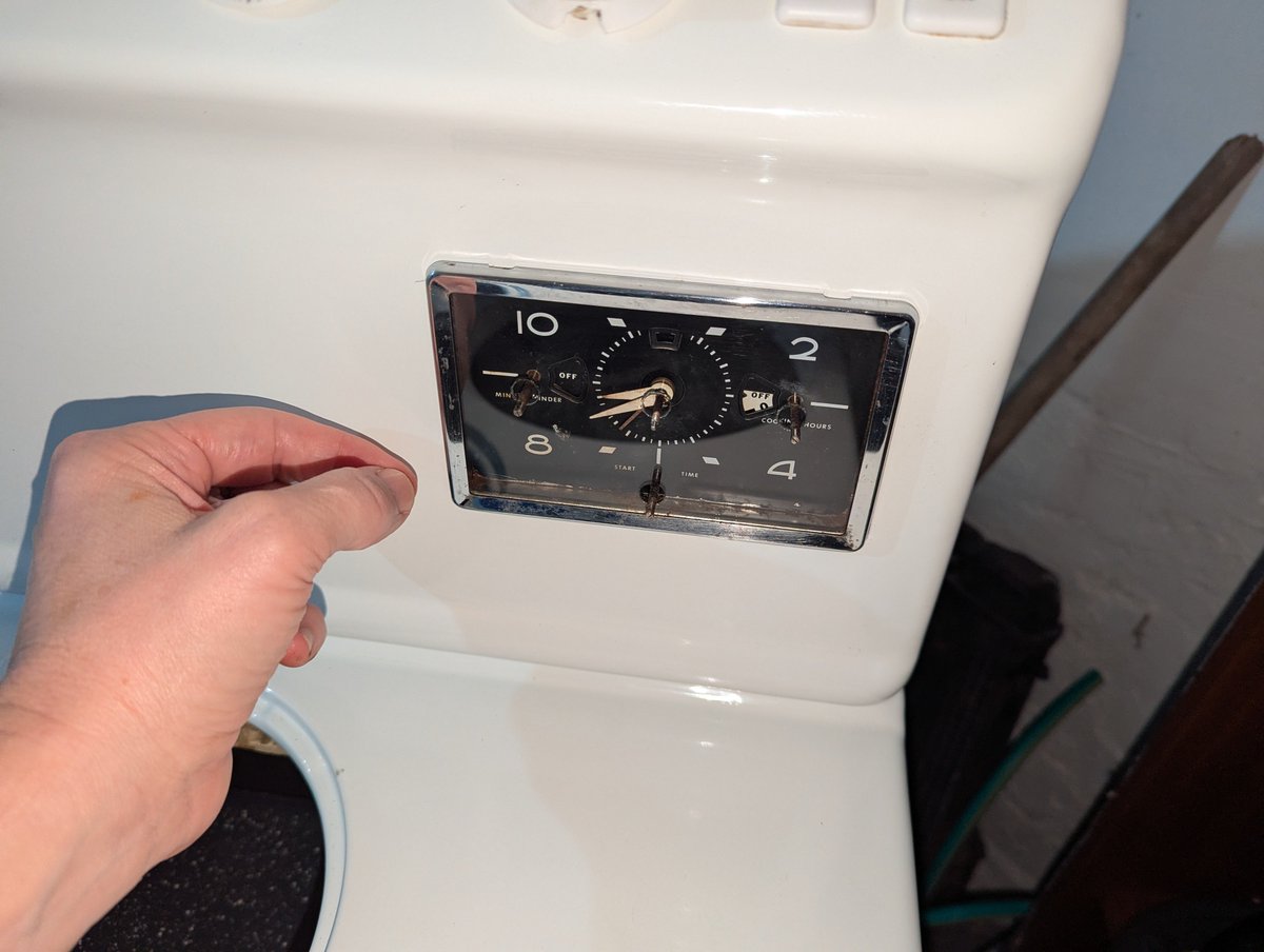 KiwiEV's tweet image. Cleaned my new, 1960s oven today. Took a few hours but we're getting there.