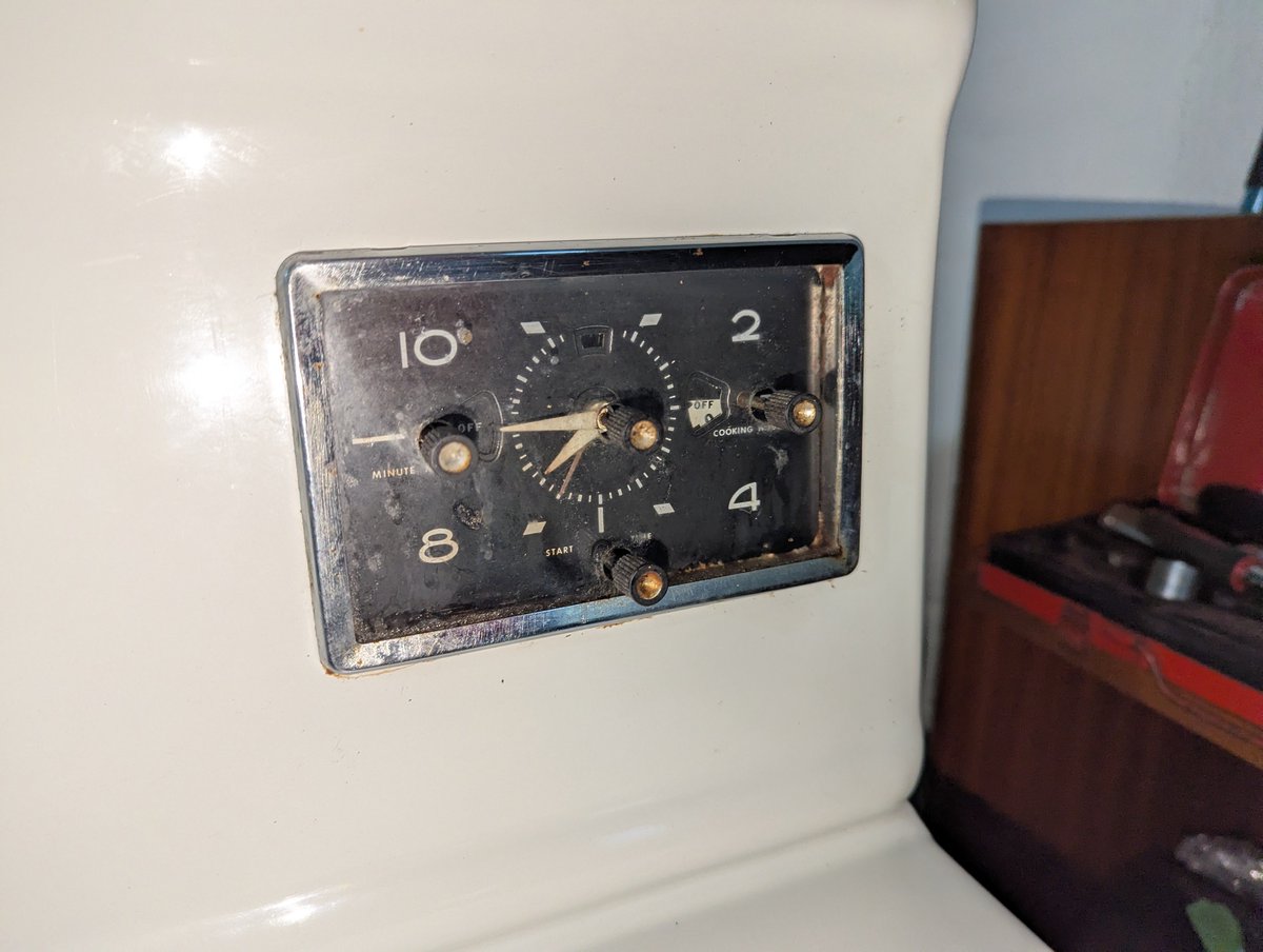 KiwiEV's tweet image. Cleaned my new, 1960s oven today. Took a few hours but we're getting there.