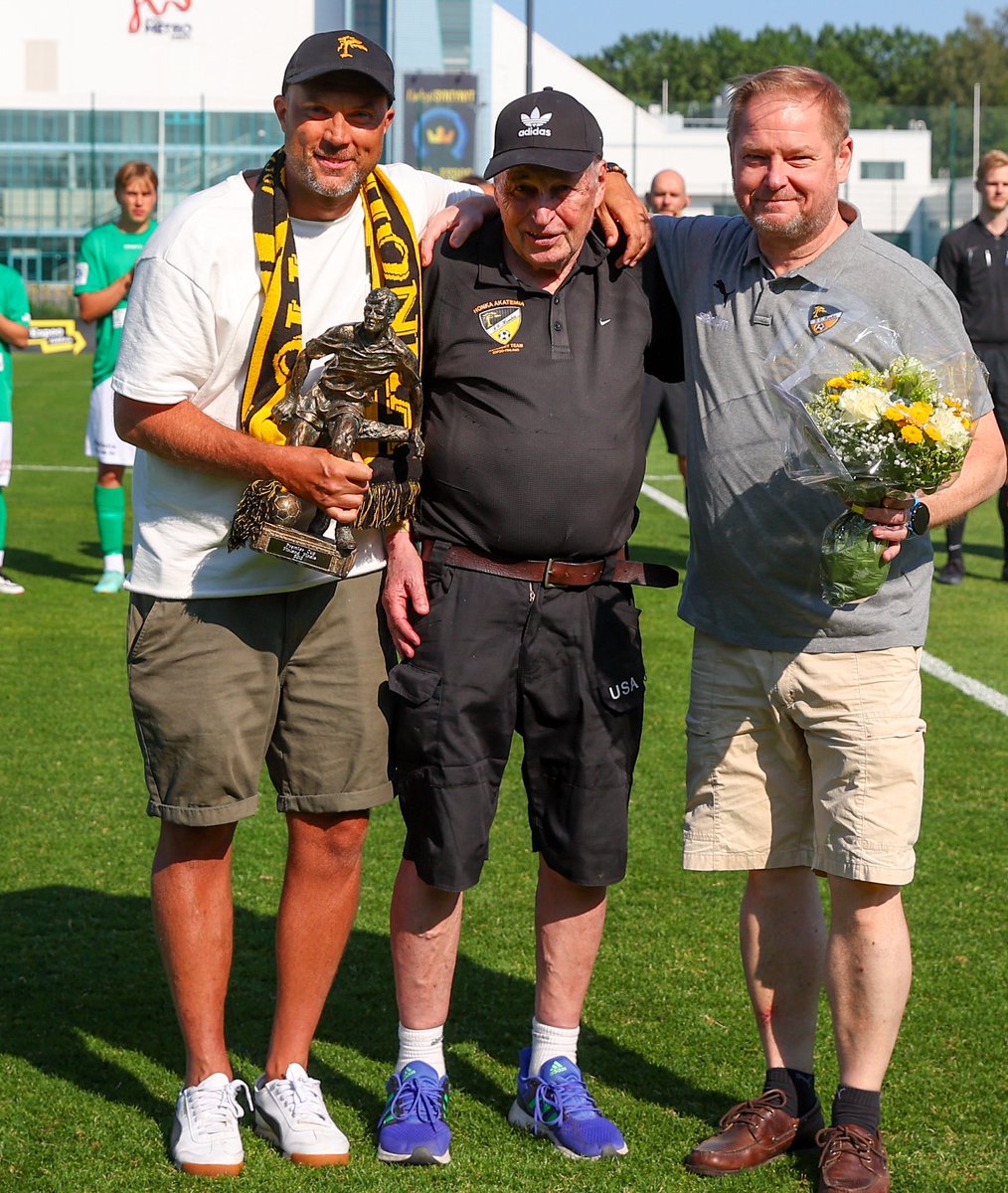 Onnea Raimo Konkola 80 vuotta 💛🖤!

Ennen eilisen ottelun alkua onniteltiin todellista Honka-legendaa hänen juhlapäivänään.

🔗 fchonka.fi/2025/07/raimo-…

#MeOllaanHonka 

📸 Juhani Järvenpää