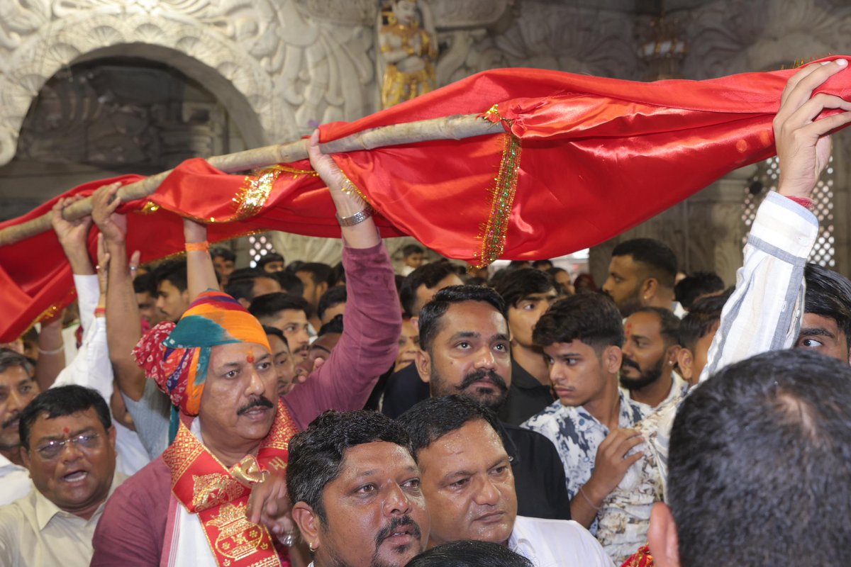 AmitChavdaINC's tweet photo. जगत जननी माँ अंबे माँ के जयघोष के साथ शक्तिपीठ अंबाजी मंदिर में @INCGujarat के कार्यकर्ताओं के साथ आद्याशक्ति माँ अंबे माँ के चरणों में ध्वजा अर्पित कर प्रदेश की जनता की सुख-शांति एवं खुशहाली के लिए प्रार्थना ।

@GenibenThakor @AmrutThakorINC @GulabsinhRajput @kantikharadi69 @jigneshmevani80