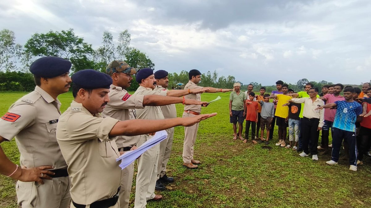spanuppur1's tweet image. #नशे_से_दूरी_है_ज़रूरी
“नशे से दूरी है ज़रूरी”
यह सिर्फ नारा नहीं, एक सामाजिक संकल्प है।
फुटबॉल प्रतियोगिता में पुलिस की अनूठी पहल – SDOP पुष्पराजगढ़ एवं थाना प्रभारी राजेन्द्रग्राम द्वारा फुटबॉल खिलाड़ियों को नशा मुक्ति की दिलाई गई शपथ
#SayNoToDrugs
#MPPolice
@CMMadhyaPradesh