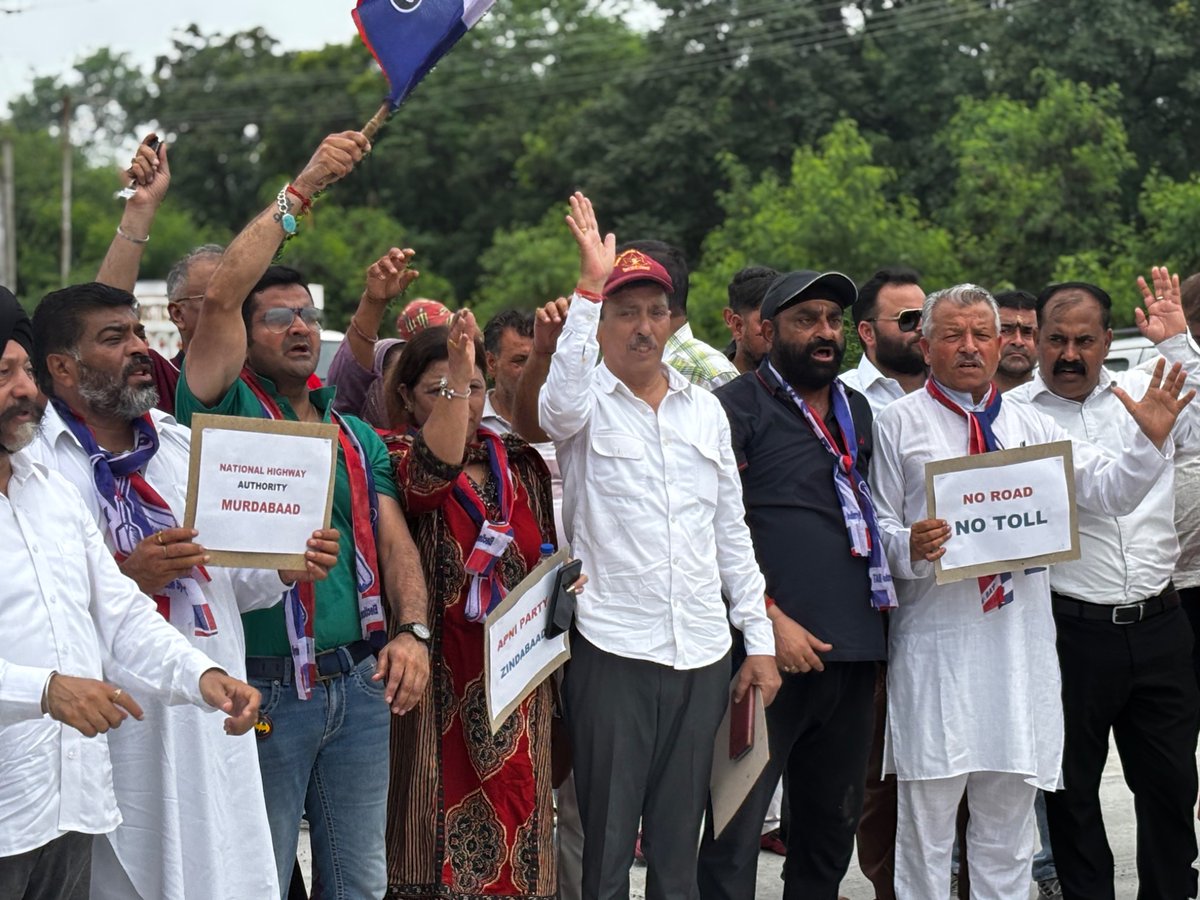 DevPushap's tweet image. “ NO ROAD NO TOLL “sit in protest was organised  against toll fees at sua no 1 on jammu Akhnoor highway. These protests arise due to grievances like high toll rates, poor road conditions, or perceived mismanagement by authorities or private companies. @SMAltafBukhari