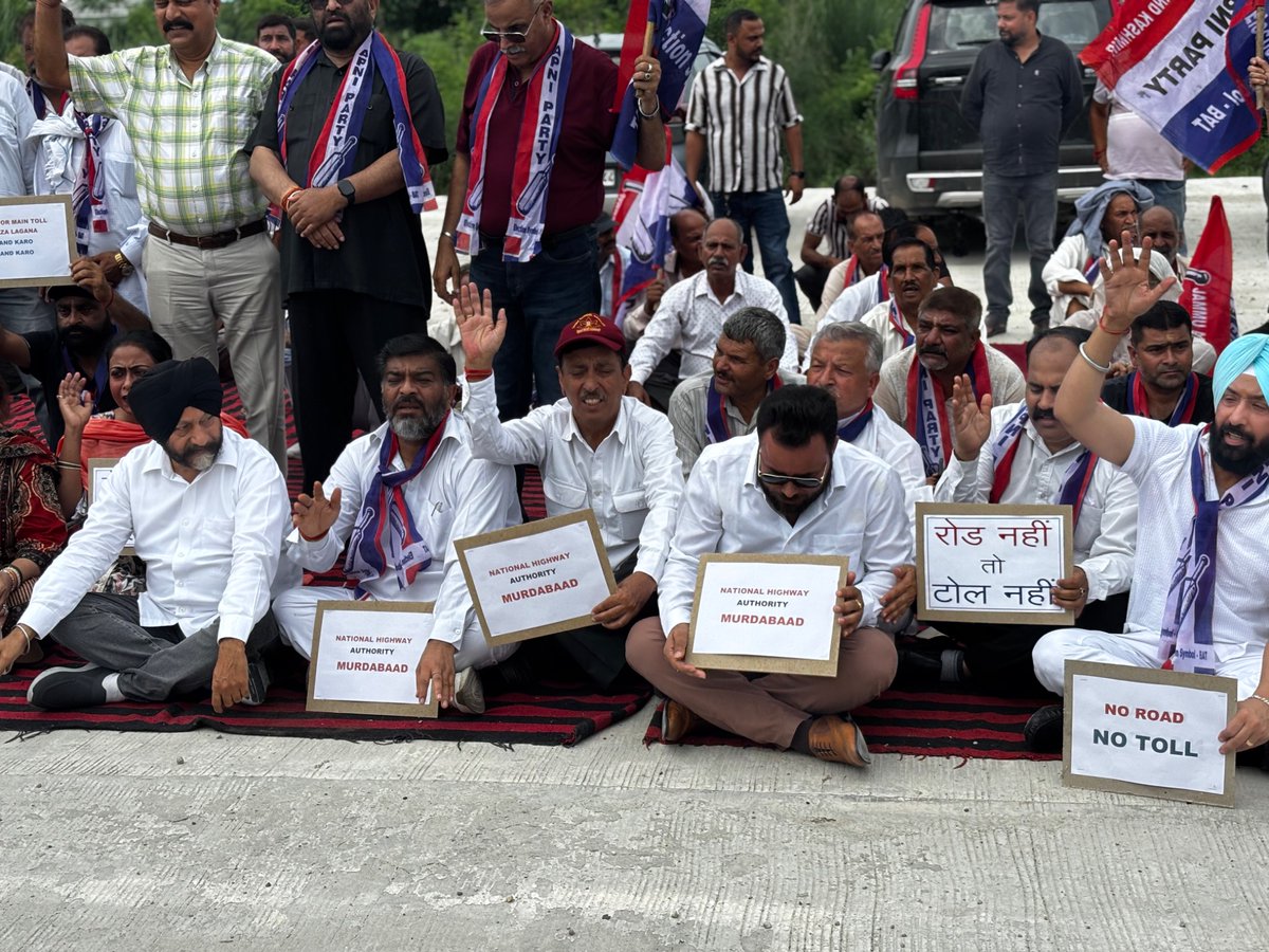 DevPushap's tweet image. “ NO ROAD NO TOLL “sit in protest was organised  against toll fees at sua no 1 on jammu Akhnoor highway. These protests arise due to grievances like high toll rates, poor road conditions, or perceived mismanagement by authorities or private companies. @SMAltafBukhari