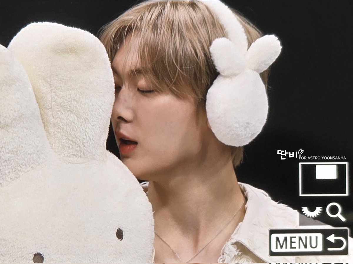 ddanbi_0321's tweet photo. 250720 점프업 팬싸 pre. 

🐥 들리니? 아아 들리니?
인형이 인형한테 말하는중
너무 귀여워서 나 광광우럭😭😭

#윤산하 #YOONSANHA
#CHAMELEON #EXTRA_VIRGIN
#아스트로 #ASTRO https://t.co/kcG7hEevEf