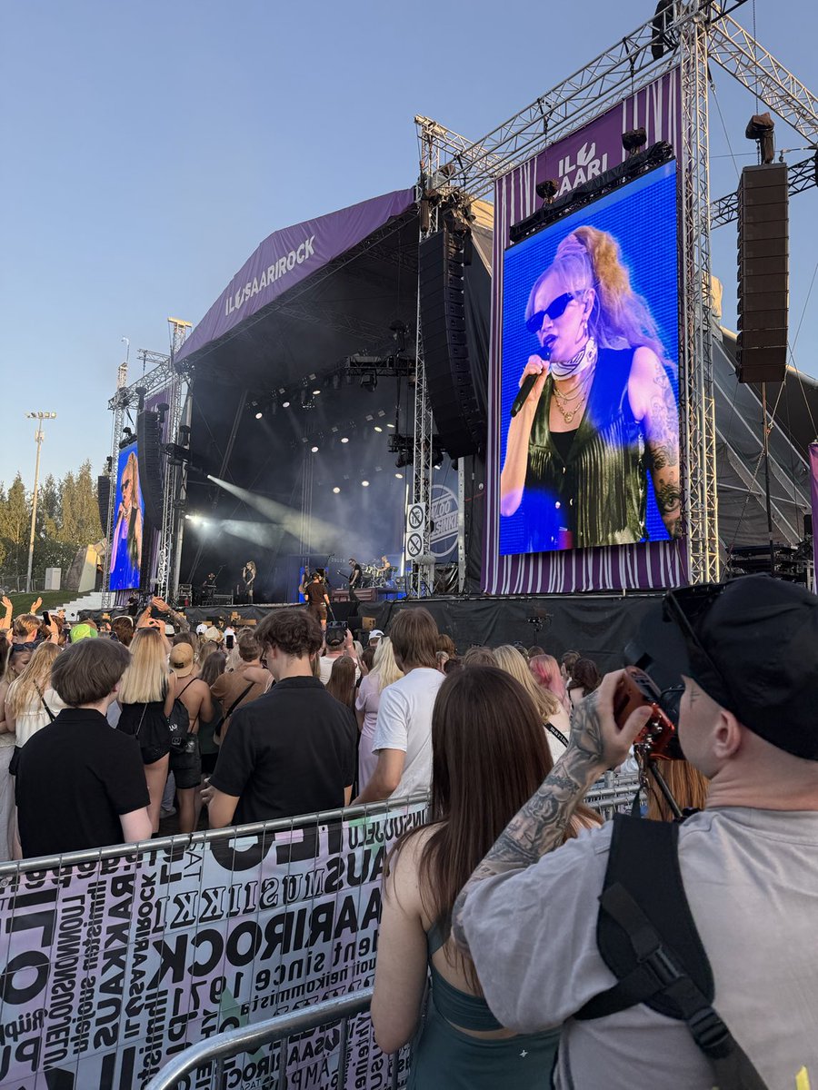 Ilosaarirock. Haloo Helsinki on kyllä tosi hyvä 👍