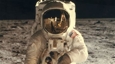 20 de julio de 1969, Día Internacional de la Luna. Alunizaje del Apolo 11 en el Mar de la Tranquilidad. Recorrido emocional por la cartografía lunar establopegaso.wordpress.com/2015/10/27/dia…