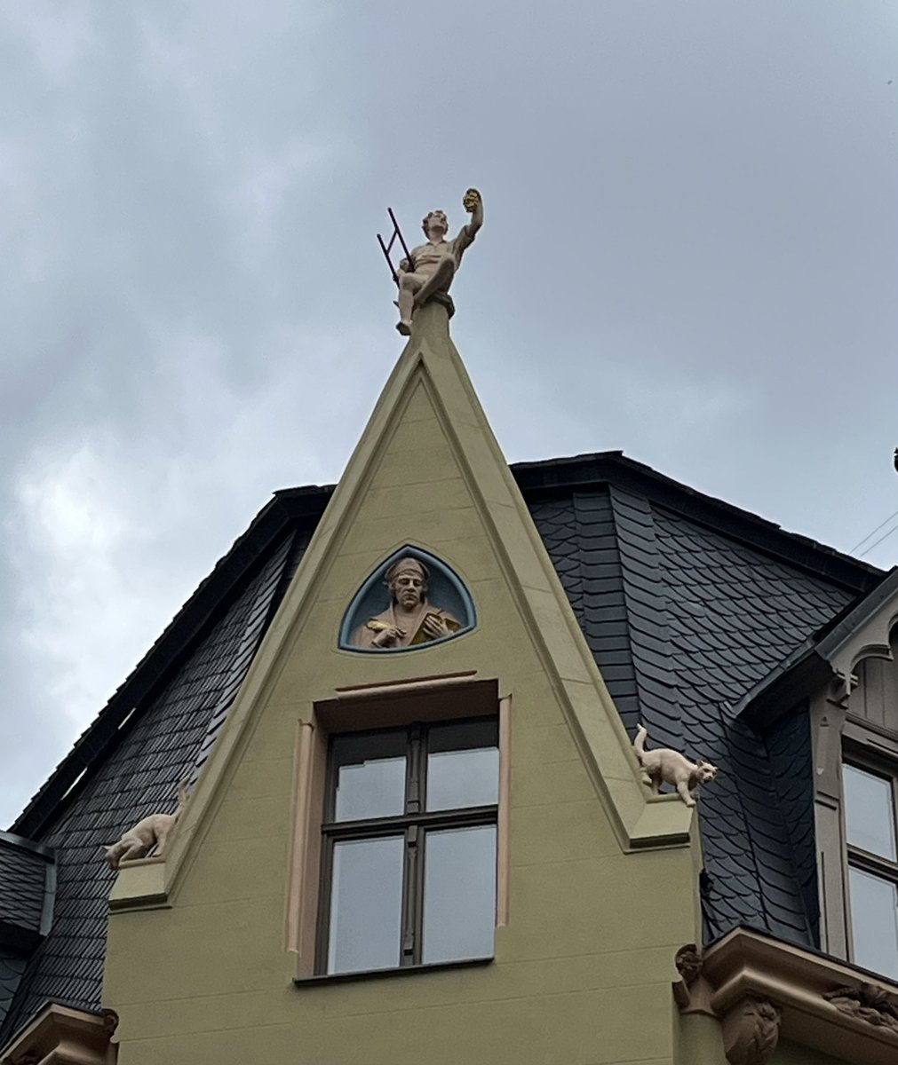 MicheleBerdy's tweet image. Your #morningcalm from Riga is a chimney sweep and couple of cats on a rooftop. #alwayslookup