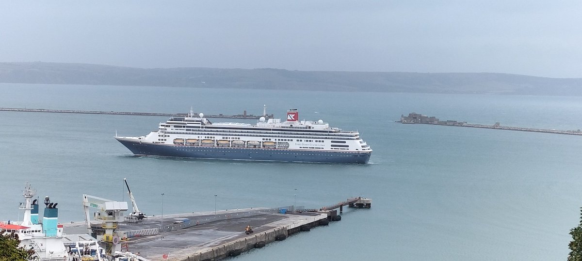 AytonJustyn's tweet photo. 🏭 No Incinerator 🏭 Boycott portland port 🇧🇸 Bolette 🇧🇸 in #portland on 20/7/25. A Criuse Ship. #Weymouth #dorset #Bolette #photography #shiplnpics #shipsphotography #cruiseship #FredOlsen #shipspotting #ships #Bahamas #luxuryTravel https://t.co/o0wGmgBeoN