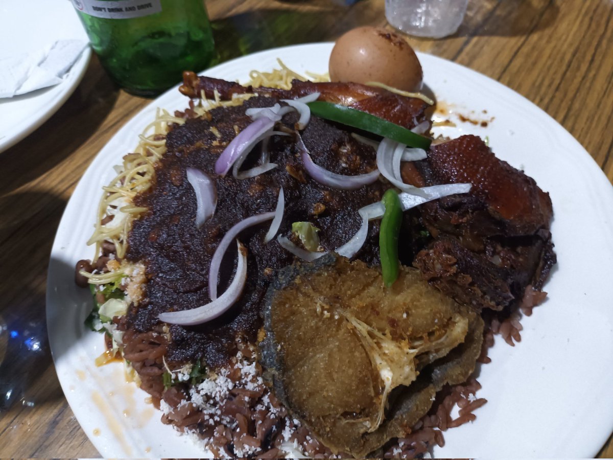 MystiqMike's tweet image. What&apos;s a Tamale visit without waakye. This comes with the tag team duo of Guinea fowl, cassava fish and boiled egg. Also making representation is noodle, onion, green pepper, gari and shito.  
#blakkpeppertours #blakkpeppertins #tamale #waakye #shito #guineafowl
@blakkpeppernews