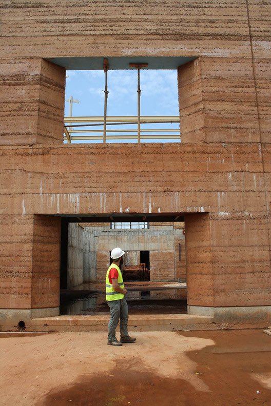 Emergency hospital in Uganda by Renzo Piano built with rammed earth. One of my favorite features asides from the fact that it was built with rammed earth, is the extended roof eaves 👌🏼

More pictures and details below 🧵