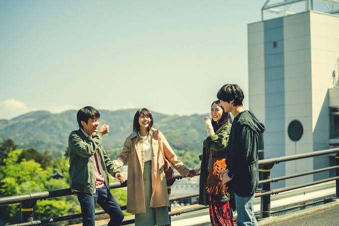 yuyu47810367184's tweet image. そして生きる
普段あんまり見ないんですが連休だし(？)6話ドラマ視聴。好きだった人とすれ違ったり、予期せぬ人の二面性を垣間見て裏切られたり、突然の出会いと別れ...辛いことがあってもなんでも人生は続くよね🙂そして生きるってタイトルはこういうことか、となった