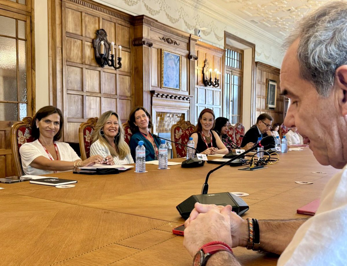 🙌 "X Encuentro de Empresas Multilatinas", de los Cursos de Verano de la Universidad Internacional Menéndez Pelayo, en Santander, donde he coordinado los debates de la desigualdad de género y su impacto en la economía y la empresa.

🔺Con  Alejandra Kindelán, Pta. <a href="/Aebanca/">Asociación Española de Banca (AEB)</a>, para