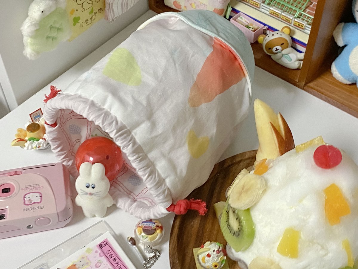 [오늘의 사부작]

" 녹지마! 빙수 파우치 "
-
*#rt  많이 많이 귀여워해주시면 판매 개시됩니다..♪

오늘의 빙수는 후르츠 맛 ｡

네가지 맛 빙수 中.. 「히든카드」 등장입니다 !
🍉🍈🍊🍌🍍🍎🥝🍑🍒🍓..~
여러가지 과일이 숭덩숭덩 들어간 반짝반짝 후르츠 빙수!
살얼음 눈꽃 빙수 얼음이 수북하게