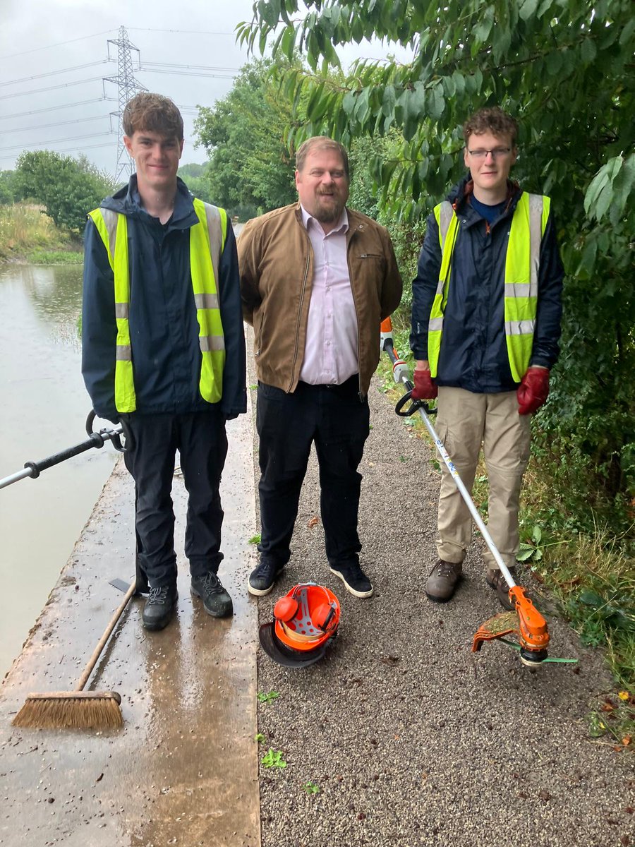 LHCRT1's tweet image. Rain didn’t stop Oscar and Michael from getting stuck in with towpath maintenance yesterday – even after completing their Gold @DofE expedition last week.
They even got to meet local MP @DaveR_Lichfield during their volunteering session.