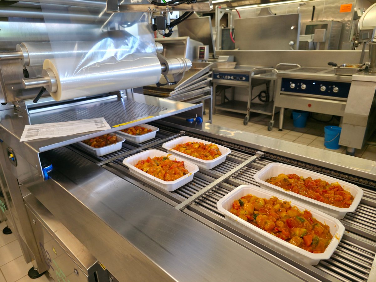 Lors d’une visite de  la cuisine centrale de Grenoble, le 18 juillet 2025, <a href="/DemoreAmandine/">Amandine Demore</a>, maire d’Échirolles, et <a href="/EricPiolle/">Éric Piolle</a>, maire de Grenoble, ont annoncé la mutualisation de leurs services de restauration au sein d’une nouvelle cuisine centrale.
placegrenet.fr/2025/07/19/coo…