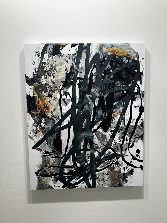 forimalist's tweet image. 大久保紗也『その蛇は/Is that snake』WAITINGROOM。8/10迄。
数年前から個展、グループ展等で見かけている作家。人体をモチーフとしたドローイングから線を抽出し、マスキングテープを用いたペインティングに仕上げている。相似形も利用。現在、東京オペラシティアートギャラリーでも併催している。